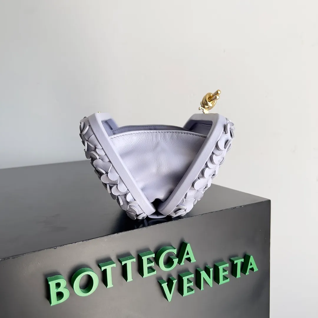 Batch 2060 Bottega Veneta 24 spring fashionable petal woven evening bag. No logo, no matter how shiny, this evening bag has gorgeous colors and eye-catching colors, and the forging of petal craftsmanship reveals the prosperity of spring. Original leather ➕ stainless steel hardware ➕ 24k real gold plating ➕ all handmade. Anyone who knows the history of our brand should have heard that the knot is a story of Bottega Veneta, and it is also one of the more important perfectly designed styles. Style number: 717622 Size: 20.5*6*12.5